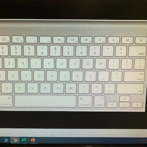Apple Bluetooth Wireless Keyboard (MC184LL/A)